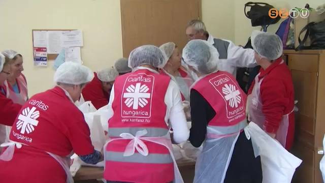 Lisztadományt osztottak szét a Karitász munkatársai Lisztadományt osztottak szét a Karitász munkatársai