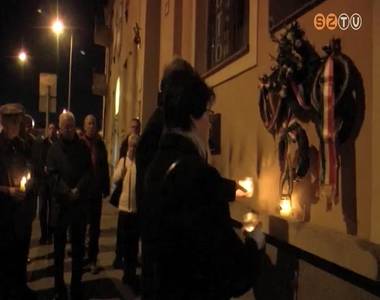 A kommunizmus �ldozataira eml�keztek cs�t�rt�k�n este Szombathelyen