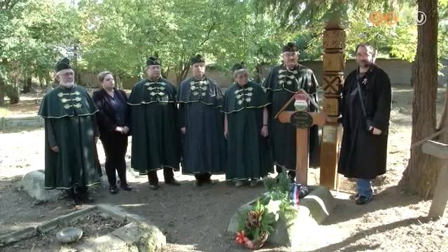 Kopjafát avattak a Szent Márton-temetőben egy 56-os mártír sírján Kopjafát avattak a Szent Márton-temetőben egy 56-os mártír sírján