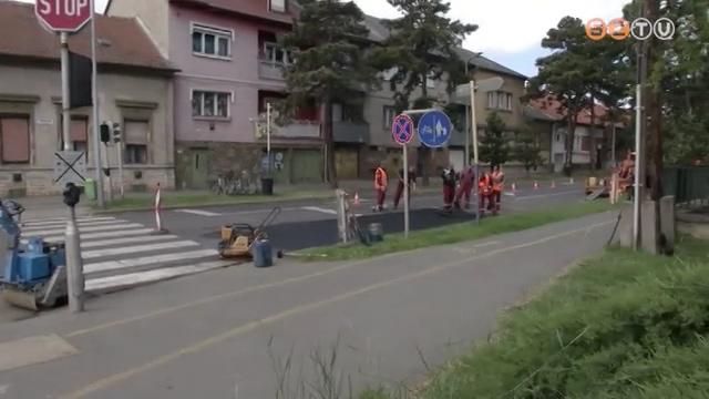 Fontos útszakaszokon kátyúznak a SZOVA munkatársai Fontos útszakaszokon kátyúznak a SZOVA munkatársai