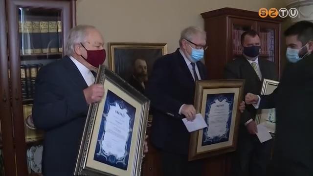 Megosztva kapta a �v Vasi Embere c�met Horv�th J�zsef p�pai prel�tus �s Schneider Ferenc f�orvos