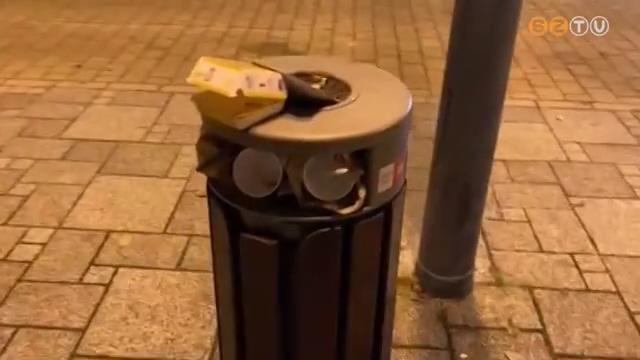 Vasárnap délutánra megtelnek a Fő téri szemetesek Vasárnap délutánra megtelnek a Fő téri szemetesek