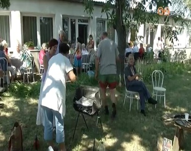 Ettek-ittak és énekeltek az idősek kerti partiján résztvevők Ettek-ittak és énekeltek az idősek kerti partiján résztvevők