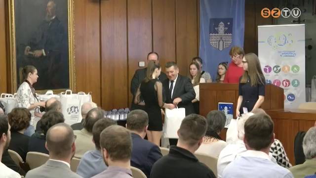 Jutalmazták a Szombathelyi Sportiskola legjobbjait Jutalmazták a Szombathelyi Sportiskola legjobbjait