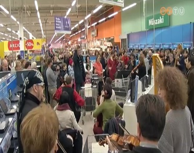 Hipermarketben tartott flashmobot tartott a Savaria Szimfonikus Zenekar