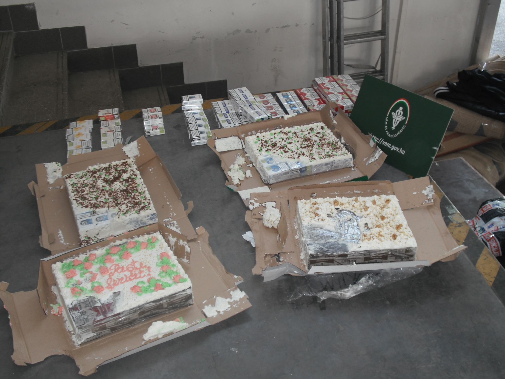 Cigarett�b�l k�sz�lt tort�k